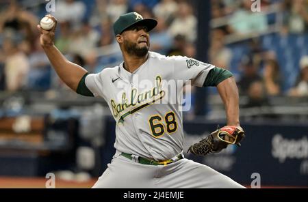 St. Petersburg, Usa. 14. April 2022. Oakland Athletics Reliever Domingo Avcevedo spielt am Donnerstag, den 14. April 2022, beim siebten Ausgehen eines Baseballspiels im Tropicana Field in St. Petersburg, Florida, gegen die Tampa Bay Rays. Foto von Steve Nesius/UPI Credit: UPI/Alamy Live News Stockfoto