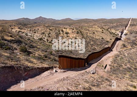Douglas, Arizona - der Grenzzaun zwischen den USA und Mexiko endet abrupt im Guadalupe Canyon. Präsident Joe Biden stoppte den Neubau des Zauns in dieser r Stockfoto
