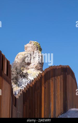 Douglas, Arizona - der US-mexikanische Grenzzaun im Guadalupe Canyon. Präsident Joe Biden stoppte den Neubau des Zauns in dieser abgelegenen Region A Stockfoto