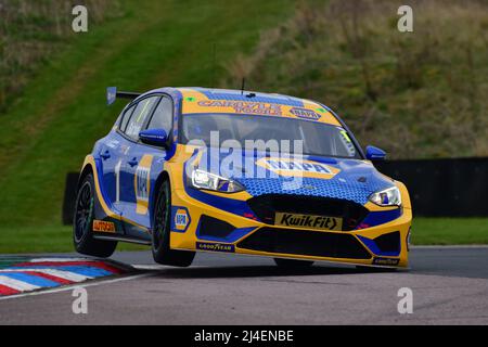 Ash Sutton, Ford Focus ST, BTCC springt zurück in Aktion in Vorbereitung für die Rennsaison 2022, BTCC, British Touring Car Championship, Launch Day und Stockfoto