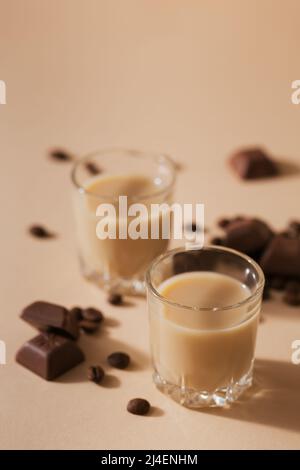 Kurze Gläser Irish Cream Liquor oder Coffee Liqueur mit Schokolade Stockfoto