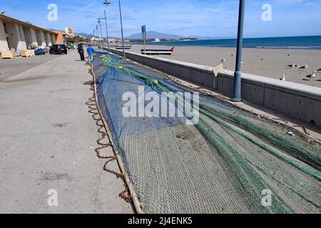 Traditionelle Fischernetze trocknen am Rande des Strandes in Estepona in Spanien Stockfoto