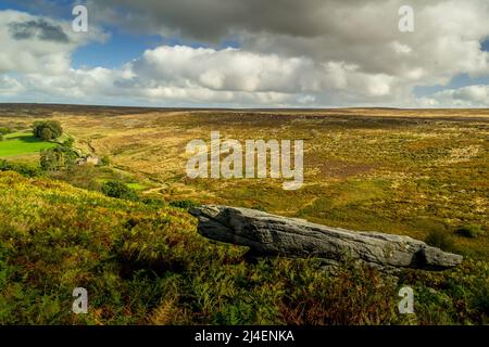 Ein großer Stein, der das Tal von Wheeldale auf den North Yorkshire Moors überblickt. Der alte Lyke Wake Walk Pfad führt hier das Tal hinunter. Stockfoto