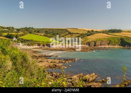 Der Blick auf Talland Bay bei Looe in Cornwall vom South West Coast Path. Stockfoto