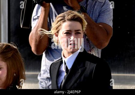 Fairfax, Vereinigte Staaten. 13. April 2022. Amber Heard verlässt am Mittwoch, den 13. April 2022, nach ihrem für den Tag eingelassenen Prozess im Fairfax County Courthouse in Fairfax, Virginia. Kredit: Ron Sachs/CNP (BESCHRÄNKUNG: KEINE New York oder New Jersey Zeitungen oder Zeitungen innerhalb eines 75 Meilen Radius von New York City) Gutschrift: dpa/Alamy Live Nachrichten Stockfoto