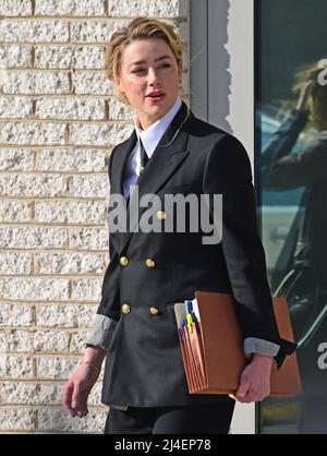 Fairfax, Vereinigte Staaten. 13. April 2022. Amber Heard verlässt am Mittwoch, den 13. April 2022, nach ihrem für den Tag eingelassenen Prozess im Fairfax County Courthouse in Fairfax, Virginia. Kredit: Ron Sachs/CNP (BESCHRÄNKUNG: KEINE New York oder New Jersey Zeitungen oder Zeitungen innerhalb eines 75 Meilen Radius von New York City) Gutschrift: dpa/Alamy Live Nachrichten Stockfoto