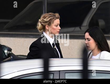 Fairfax, Vereinigte Staaten. 13. April 2022. Amber Heard kommt am Mittwoch, den 13. April 2022, zu ihrem Prozess im Fairfax County Courthouse in Fairfax, Virginia, an. Kredit: Ron Sachs/CNP (BESCHRÄNKUNG: KEINE New York oder New Jersey Zeitungen oder Zeitungen innerhalb eines 75 Meilen Radius von New York City) Gutschrift: dpa/Alamy Live Nachrichten Stockfoto