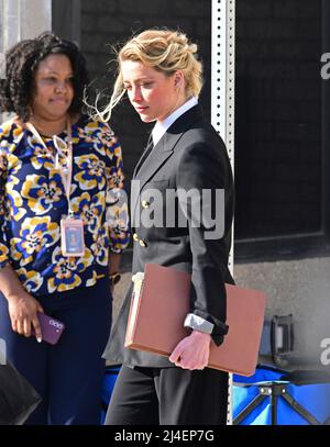 Fairfax, Vereinigte Staaten. 13. April 2022. Amber Heard verlässt am Mittwoch, den 13. April 2022, nach ihrem für den Tag eingelassenen Prozess im Fairfax County Courthouse in Fairfax, Virginia. Kredit: Ron Sachs/CNP (BESCHRÄNKUNG: KEINE New York oder New Jersey Zeitungen oder Zeitungen innerhalb eines 75 Meilen Radius von New York City) Gutschrift: dpa/Alamy Live Nachrichten Stockfoto