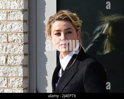 Fairfax, Vereinigte Staaten. 13. April 2022. Amber Heard verlässt am Mittwoch, den 13. April 2022, nach ihrem für den Tag eingelassenen Prozess im Fairfax County Courthouse in Fairfax, Virginia. Kredit: Ron Sachs/CNP (BESCHRÄNKUNG: KEINE New York oder New Jersey Zeitungen oder Zeitungen innerhalb eines 75 Meilen Radius von New York City) Gutschrift: dpa/Alamy Live Nachrichten Stockfoto