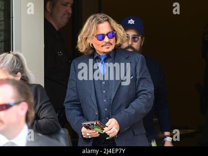 Fairfax, Vereinigte Staaten. 13. April 2022. Johnny Depp verlässt das Gericht am Mittwoch, den 13. April 2022, nachdem er für den Tag im Fairfax County Courthouse in Fairfax, Virginia, eingelassen wurde. Kredit: Ron Sachs/CNP (BESCHRÄNKUNG: KEINE New York oder New Jersey Zeitungen oder Zeitungen innerhalb eines 75 Meilen Radius von New York City) Gutschrift: dpa/Alamy Live Nachrichten Stockfoto