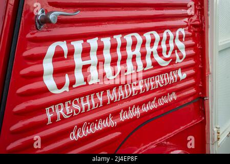 Nahaufnahme des Red Churros Food Van im Ashford Outlet Center im April 2022. Stockfoto
