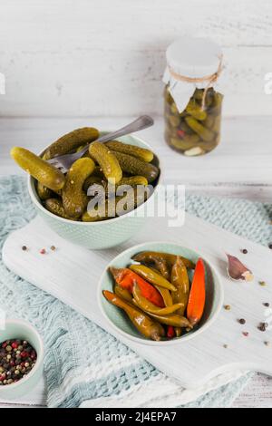 Eingelegte Gurken, Pfeffer, Gewürze und Knoblauch konservieren Stockfoto