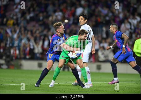 Barcelona, Spanien. 14. April 2022. UEFA Europa League Fußballspiel Viertelfinale zweite Etappe FC Barcelona gegen Eintracht Frankfurt im Camp Nou Stadion. Barcelona. April 14, 2022 Kevin Trapp und Look de Jong 900/Cordon Press Credit: CORDON PRESS/Alamy Live News Stockfoto