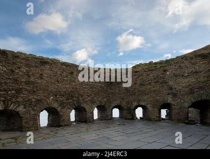 Bayard's Cove Fort ist ein Artillerieblockhaus aus dem 16.. Jahrhundert, das am Ufer des River Dart erbaut wurde, um den Eingang zum Hafen von Dartmouth zu verteidigen. Stockfoto