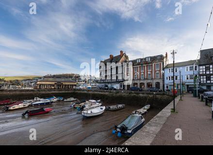 Dartmouth Inner Harbour bei Ebbe, South Hams, Devon. Boote sitzen im Schlamm des Beckens, bis das Wasser mit der Flut zurückkehrt. Historisches Bui Stockfoto