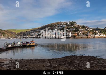 Kingswear und The River Dart, Dartmouth, South Hams, Devon. Dartmouth Lower Ferry transportiert Fahrzeuge über den Fluss. Die Fähre ist ein nicht angetriebener Pon Stockfoto