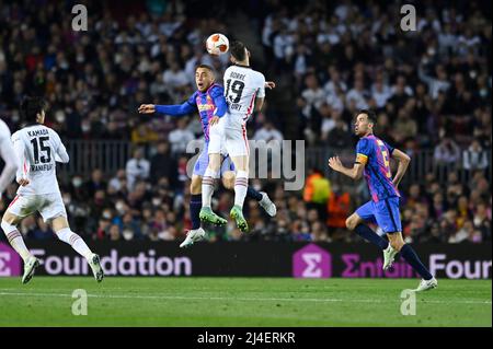 Camp Nou. 14. April 2022. Barcelona; Spanien; UEFA Europa League; Viertelfinale; FC Barcelona gegen Eintracht Frankfurt; Borre's Header (Frankfurt) Credit: Action Plus Sports/Alamy Live News Stockfoto