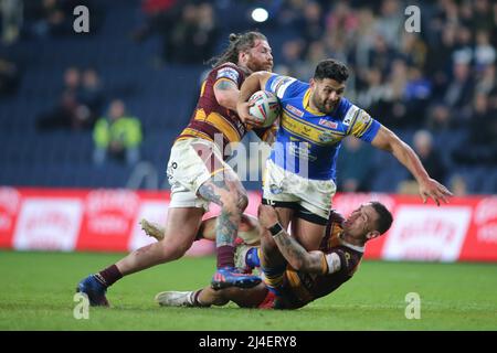 Leeds, Großbritannien. 14. April 2022. Headingley Stadium, Leeds, West Yorkshire, 14.. April 2022. Betfred Super League Leeds Rhinos gegen Huddersfield Giants Rhyse Martin von Leeds Rhinos, angegangen von Chris McQueen und Danny Levi von Huddersfield Giants. Kredit: Touchlinepics/Alamy Live Nachrichten Stockfoto