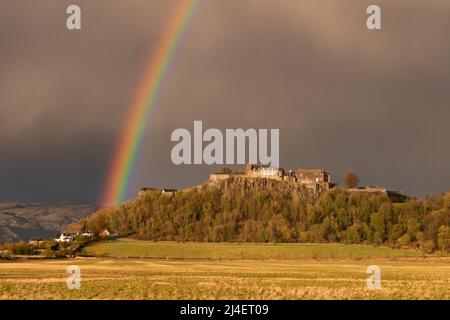 Regenbogen und dunkler Himmel über Stirling Castle, Stirling, Schottland, Großbritannien Stockfoto