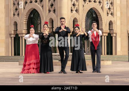 spanische Gruppe von Flamenco-Tänzern, die in einer Gruppe Handklatschen spielen Stockfoto