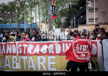 Rom, Italien. 14. April 2022. ROM, ITALIEN - 14. APRIL die Demonstration, die von der Bewegung für das Recht auf Wohnraum und der Gewerkschaft Asia USB in Rom aufgerufen wurde, um einen "außerordentlichen Plan, eine sorgfältige Verwaltung des öffentlichen Vermögens und ein sofortiges Moratorium für Zwangsräumungen, Zwangsräumungen und Zwangsvollstreckungen am 14. April 2022 in Rom zu fordern, Italien. (Foto: Andrea Ronchini/Pacific Press) Quelle: Pacific Press Media Production Corp./Alamy Live News Stockfoto