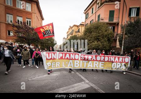 Rom, Italien. 14. April 2022. ROM, ITALIEN - 14. APRIL die Demonstration, die von der Bewegung für das Recht auf Wohnraum und der Gewerkschaft Asia USB in Rom aufgerufen wurde, um einen "außerordentlichen Plan, eine sorgfältige Verwaltung des öffentlichen Vermögens und ein sofortiges Moratorium für Zwangsräumungen, Zwangsräumungen und Zwangsvollstreckungen am 14. April 2022 in Rom zu fordern, Italien. (Foto: Andrea Ronchini/Pacific Press) Quelle: Pacific Press Media Production Corp./Alamy Live News Stockfoto