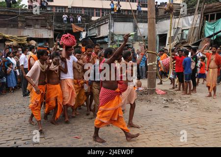 Kalkutta, Indien. 14. April 2022. Anhänger versammeln sich, um Charak am Vorabend des bengalischen Neujahrs in Kalkutta zu bezeugen. (Foto von Dipa Chakraborty/Pacific Press) Quelle: Pacific Press Media Production Corp./Alamy Live News Stockfoto