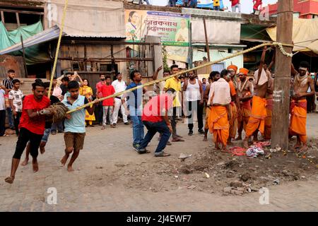 Kalkutta, Indien. 14. April 2022. Anhänger versammeln sich, um Charak am Vorabend des bengalischen Neujahrs in Kalkutta zu bezeugen. (Foto von Dipa Chakraborty/Pacific Press) Quelle: Pacific Press Media Production Corp./Alamy Live News Stockfoto