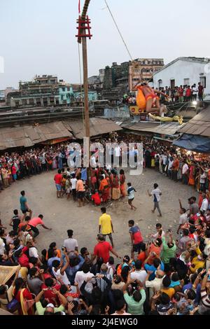 Kalkutta, Indien. 14. April 2022. Anhänger versammeln sich, um Charak am Vorabend des bengalischen Neujahrs in Kalkutta zu bezeugen. (Foto von Dipa Chakraborty/Pacific Press) Quelle: Pacific Press Media Production Corp./Alamy Live News Stockfoto