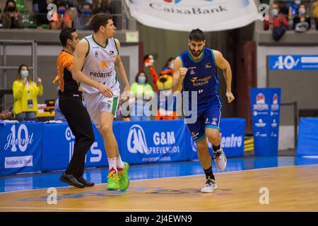 Burgos, Spanien. 14. April 2022. Dani Díez (blau) während des Sieges von Hereda San Pablo Burgos gegen Hereda Joventut Badalona (92 - 76) im regulären Saisonspiel der Liga Endesa (Tag 19), das in Burgos (Spanien) im Kolosseum Burgos gefeiert wurde. April 14. 2022. (Foto von Juan Carlos García Mate/Pacific Press) Quelle: Pacific Press Media Production Corp./Alamy Live News Stockfoto