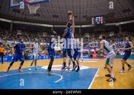 Burgos, Spanien. 14. April 2022. Rebound während des Sieges von Hereda San Pablo Burgos gegen Hereda Joventut Badalona (92 - 76) im regulären Saisonspiel der Liga Endesa (Tag 19), das in Burgos (Spanien) im Kolosseum Burgos gefeiert wurde. April 14. 2022. (Foto von Juan Carlos García Mate/Pacific Press) Quelle: Pacific Press Media Production Corp./Alamy Live News Stockfoto