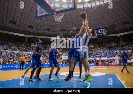 Burgos, Spanien. 14. April 2022. Rebound während des Sieges von Hereda San Pablo Burgos gegen Hereda Joventut Badalona (92 - 76) im regulären Saisonspiel der Liga Endesa (Tag 19), das in Burgos (Spanien) im Kolosseum Burgos gefeiert wurde. April 14. 2022. (Foto von Juan Carlos García Mate/Pacific Press) Quelle: Pacific Press Media Production Corp./Alamy Live News Stockfoto