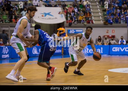 Burgos, Spanien. 14. April 2022. Andrés Feliz (R) während des Sieges von Hereda San Pablo Burgos gegen Hereda Joventut Badalona (92 - 76) im regulären Saisonspiel der Liga Endesa (Tag 19), das in Burgos (Spanien) im Kolosseum Burgos gefeiert wurde. April 14. 2022. (Foto von Juan Carlos García Mate/Pacific Press) Quelle: Pacific Press Media Production Corp./Alamy Live News Stockfoto