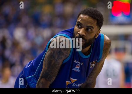 Burgos, Spanien. 14. April 2022. Tarik Phillip während des Sieges von Hereda San Pablo Burgos gegen Hereda Joventut Badalona (92 - 76) im regulären Saisonspiel der Liga Endesa (Tag 19), das in Burgos (Spanien) im Kolosseum Burgos gefeiert wurde. April 14. 2022. (Foto von Juan Carlos García Mate/Pacific Press) Quelle: Pacific Press Media Production Corp./Alamy Live News Stockfoto