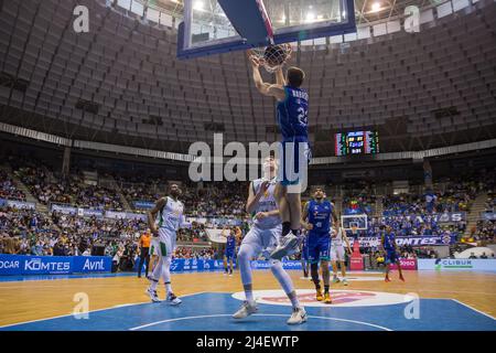 Burgos, Spanien. 14. April 2022. Xavi Rabaseda (blau) beim Sieg von Hereda San Pablo Burgos über Hereda Joventut Badalona (92 - 76) im regulären Saisonspiel der Liga Endesa (Tag 19), das in Burgos (Spanien) im Kolosseum Burgos gefeiert wurde. April 14. 2022. (Foto von Juan Carlos García Mate/Pacific Press) Quelle: Pacific Press Media Production Corp./Alamy Live News Stockfoto