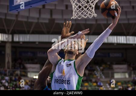 Burgos, Spanien. 14. April 2022. Ante Tomic (weiß) während des Sieges von Hereda San Pablo Burgos gegen Hereda Joventut Badalona (92 - 76) im regulären Saisonspiel der Liga Endesa (Tag 19), das in Burgos (Spanien) im Kolosseum Burgos gefeiert wurde. April 14. 2022. (Foto von Juan Carlos García Mate/Pacific Press) Quelle: Pacific Press Media Production Corp./Alamy Live News Stockfoto