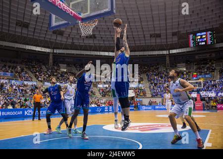 Burgos, Spanien. 14. April 2022. Rebound während des Sieges von Hereda San Pablo Burgos gegen Hereda Joventut Badalona (92 - 76) im regulären Saisonspiel der Liga Endesa (Tag 19), das in Burgos (Spanien) im Kolosseum Burgos gefeiert wurde. April 14. 2022. (Foto von Juan Carlos García Mate/Pacific Press) Quelle: Pacific Press Media Production Corp./Alamy Live News Stockfoto