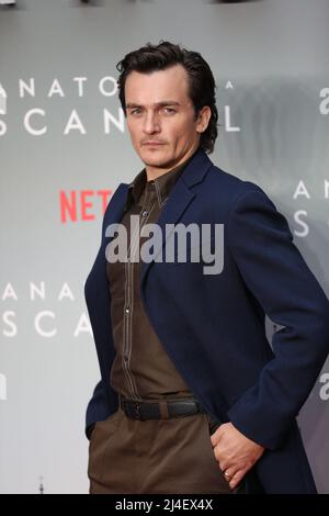 London, Großbritannien. 14. April 2022. London, Großbritannien. 14. April 2022. Rupert Friend nimmt an der Weltpremiere von „Anatomy of a Scandal“ auf dem Curzon Mayfair in London Teil Stockfoto