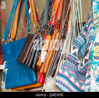 Ein paar stylische Leder- und Stofftaschen. Diese bunten Designer-Taschen werden als beliebtes Mode-Accessoire von Jugendlichen und Millennial verwendet. Stockfoto