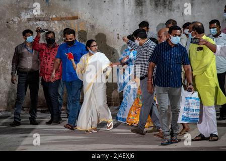 Kalkutta, Indien. 14. April 2022. Mamata Banerjee, Chief Minister von Westbengalen, besuchte den Kali-Tempel in Kalighat, Kalkata, um ihre Puja am Vorabend des bengalischen Neujahrs anzubieten. Nach 2 Jahren pandemischer Situation aufgrund von Covid und anschließender Sperrung ist die gegenwärtige medizinische Situation ziemlich gut, um das bengalische neue Jahr zu feiern, das mit dem Darbringen an GOTT beginnt. Als Staatsoberhaupt von Westbengalen ZIEHT ES CM Mamata Banerjee immer vor, jedes Festival selbst zu beginnen. (Bild: © Amlan Biswas/Pacific Press via ZUMA Press Wire) Bild: ZUMA Press, Inc./Alamy Live News Stockfoto