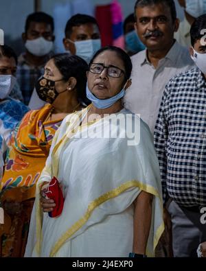 Kalkutta, Indien. 14. April 2022. Mamata Banerjee, Chief Minister von Westbengalen, besuchte den Kali-Tempel in Kalighat, Kalkata, um ihre Puja am Vorabend des bengalischen Neujahrs anzubieten. Nach 2 Jahren pandemischer Situation aufgrund von Covid und anschließender Sperrung ist die gegenwärtige medizinische Situation ziemlich gut, um das bengalische neue Jahr zu feiern, das mit dem Darbringen an GOTT beginnt. Als Staatsoberhaupt von Westbengalen ZIEHT ES CM Mamata Banerjee immer vor, jedes Festival selbst zu beginnen. (Bild: © Amlan Biswas/Pacific Press via ZUMA Press Wire) Bild: ZUMA Press, Inc./Alamy Live News Stockfoto