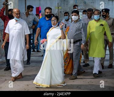 Kalkutta, Indien. 14. April 2022. Mamata Banerjee, Chief Minister von Westbengalen, besuchte den Kali-Tempel in Kalighat, Kalkata, um ihre Puja am Vorabend des bengalischen Neujahrs anzubieten. Nach 2 Jahren pandemischer Situation aufgrund von Covid und anschließender Sperrung ist die gegenwärtige medizinische Situation ziemlich gut, um das bengalische neue Jahr zu feiern, das mit dem Darbringen an GOTT beginnt. Als Staatsoberhaupt von Westbengalen ZIEHT ES CM Mamata Banerjee immer vor, jedes Festival selbst zu beginnen. (Bild: © Amlan Biswas/Pacific Press via ZUMA Press Wire) Bild: ZUMA Press, Inc./Alamy Live News Stockfoto