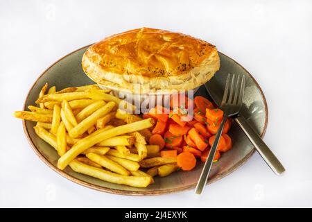 Steak Pie mit pommes Frites und in Scheiben geschnittenen Karotten, auf weißem Hintergrund Stockfoto