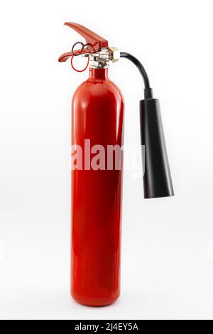 Brandschutzkonzept mit einem einzelnen roten, unter Druck stehenden, auf weißem Hintergrund isolierten, vorsichtlichen Dioxydlöscher mit Ausschnitt des Begrenzungspfades Stockfoto