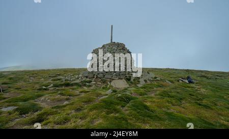 Rocky Cairn auf dem Gipfel des Mount Bogong, Victorias höchstem Berg. Stockfoto