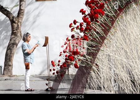 Teneriffa, Spanien. 14. April 2022. Prozessionsweg von Blumenkunst in Guia de Isora, Künstler von vielen Orten forme mehrere Skulpturen von efimieral Kunst über heilige Woche. (Bild: © Mercedes Menendez/Pacific Press via ZUMA Press Wire) Bild: ZUMA Press, Inc./Alamy Live News Stockfoto