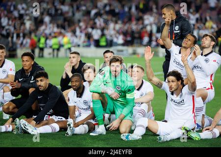 Barcelona, Spanien. 14. April 2022. Die Spieler der Eintracht feiern den Sieg nach dem Spiel der UEFA Europa League zwischen dem FC Barcelona und der Eintracht Frankfurt im Camp Nou Stadium in Barcelona, Spanien. Quelle: Christian Bertrand/Alamy Live News Stockfoto