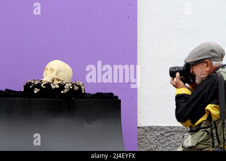 Teneriffa, Spanien. 14. April 2022. Prozessionsweg von Blumenkunst in Guia de Isora, Künstler von vielen Orten forme mehrere Skulpturen von efimieral Kunst über heilige Woche. (Bild: © Mercedes Menendez/Pacific Press via ZUMA Press Wire) Bild: ZUMA Press, Inc./Alamy Live News Stockfoto