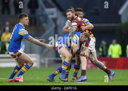 Chris McQueen (12) von Huddersfield Giants wird von Rhyse Martin (12) von Leeds Rhinos angegangen Stockfoto