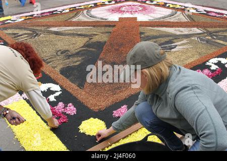 Teneriffa, Spanien. 14. April 2022. Prozessionsweg von Blumenkunst in Guia de Isora, Künstler von vielen Orten forme mehrere Skulpturen von efimieral Kunst über heilige Woche. (Bild: © Mercedes Menendez/Pacific Press via ZUMA Press Wire) Bild: ZUMA Press, Inc./Alamy Live News Stockfoto